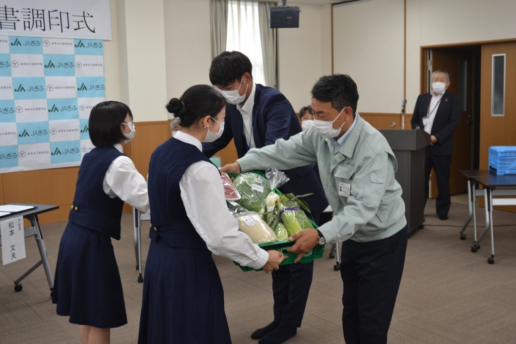 ⑤野菜贈呈-1024x683.jpg